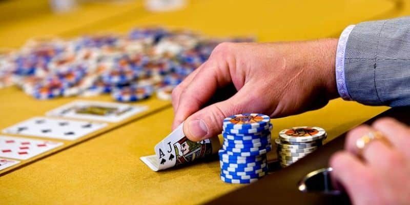 Sảnh là liên kết bài trung bình trong Poker