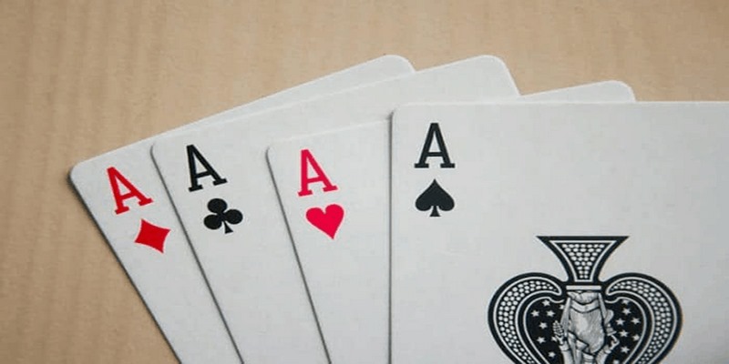 Thứ tự trong bài poker đứng vị trí 3 là bộ tứ quý