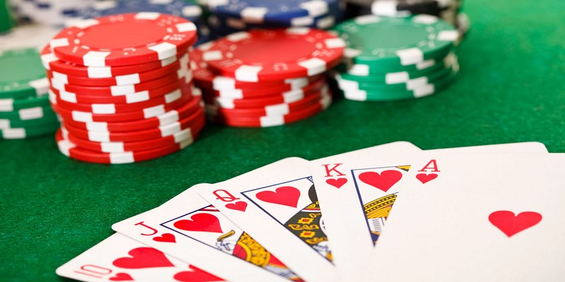 Vị trí trên bàn poker cụ thể ra sao sẽ được tính bởi dealer hoặc người chơi